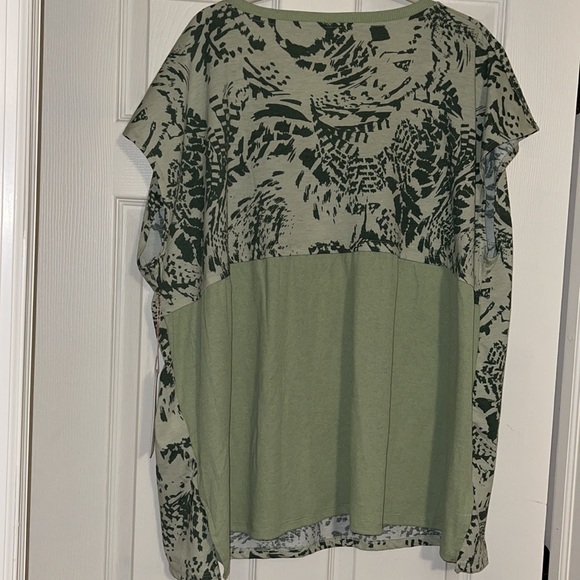 Plus size shirt size 3X - Picture 2 of 8
